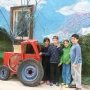 The kids in front of the recycling-house